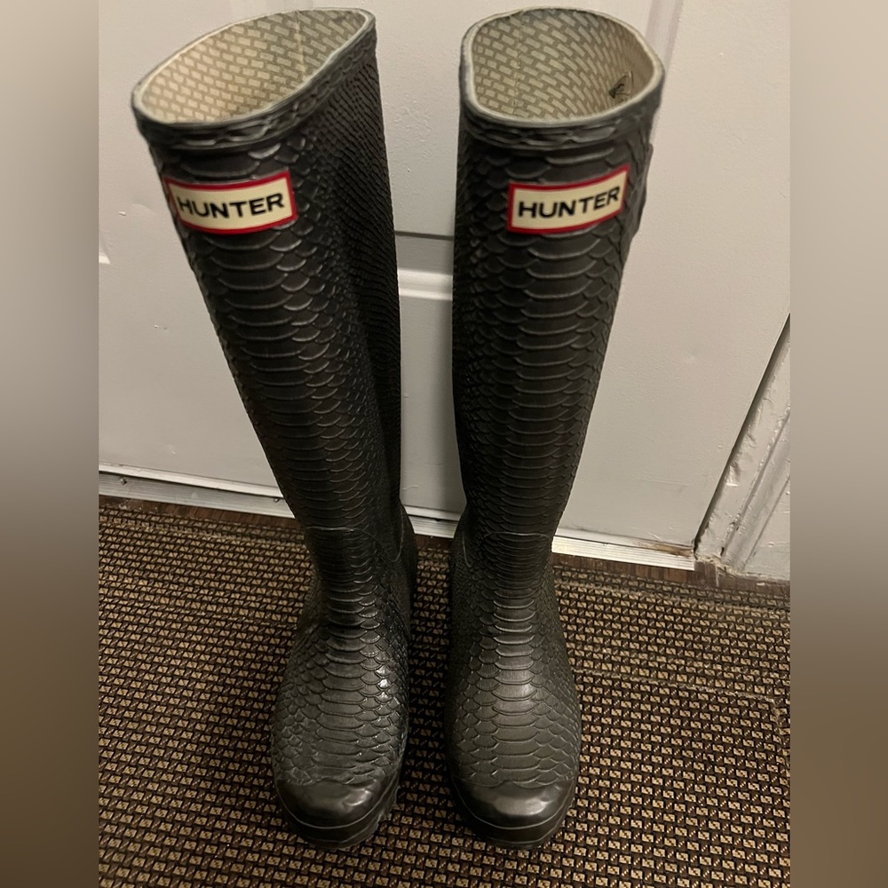 Hunter Rainboots Snakeskin Print Size 36 Tall Gray